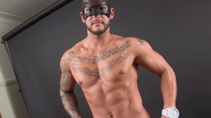 Maskurbate: Gorgeous star digs hard sex in mask