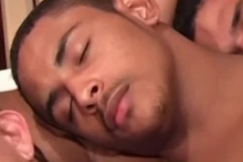 Levando um moreno gostoso pra cama