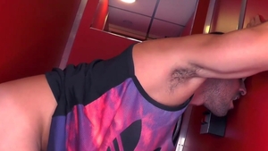 StagHomme - Wagner Victoria among Damien Crosse flip-flop